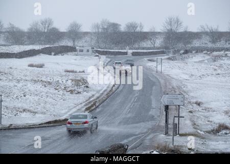 Ribblehead, Yorkshire. 2 Apr, 2018. UK Wetter: Prognose Schnee bedeckt hat Ribblehead in den Yorkshire Dales National Park im Norden von England am Montag, 2. April 2018. Schneefall hat gegriffen, die auch viele andere Teile des nördlichen England heute. Quelle: Christopher Middleton/Alamy leben Nachrichten Stockfoto