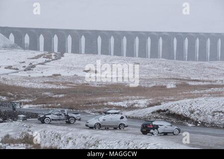 Ribblehead, Yorkshire. 2 Apr, 2018. UK Wetter: Prognose Schnee bedeckt hat Ribblehead in den Yorkshire Dales National Park im Norden von England am Montag, 2. April 2018. Schneefall hat gegriffen, die auch viele andere Teile des nördlichen England heute. Quelle: Christopher Middleton/Alamy leben Nachrichten Stockfoto