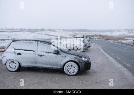 Ribblehead, Yorkshire. 2 Apr, 2018. UK Wetter: Prognose Schnee bedeckt hat Ribblehead in den Yorkshire Dales National Park im Norden von England am Montag, 2. April 2018. Schneefall hat gegriffen, die auch viele andere Teile des nördlichen England heute. Quelle: Christopher Middleton/Alamy leben Nachrichten Stockfoto