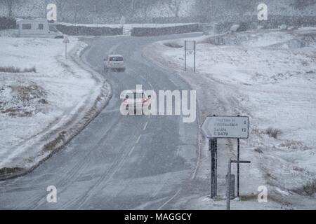 Ribblehead, Yorkshire. 2 Apr, 2018. UK Wetter: Prognose Schnee bedeckt hat Ribblehead in den Yorkshire Dales National Park im Norden von England am Montag, 2. April 2018. Schneefall hat gegriffen, die auch viele andere Teile des nördlichen England heute. Quelle: Christopher Middleton/Alamy leben Nachrichten Stockfoto