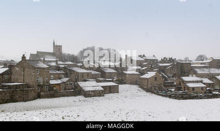 Yorkshire Dales. 2 Apr, 2018. UK Wetter: Schnee schlagen Wensleydale in North Yorkshire auf der Ostern Feiertag, mit der Marktgemeinde Hawes Lager die Hauptlast des rauhen Wetters Credit: Wayne HUTCHINSON/Alamy leben Nachrichten Stockfoto