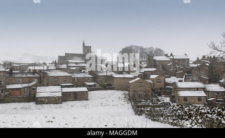 Yorkshire Dales. 2 Apr, 2018. UK Wetter: Schnee schlagen Wensleydale in North Yorkshire auf der Ostern Feiertag, mit der Marktgemeinde Hawes Lager die Hauptlast des rauhen Wetters Credit: Wayne HUTCHINSON/Alamy leben Nachrichten Stockfoto