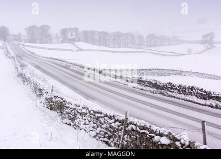 Yorkshire Dales. 2 Apr, 2018. UK Wetter: Schnee schlagen Wensleydale in North Yorkshire auf der Ostern Feiertag, mit der Marktgemeinde Hawes Lager die Hauptlast des rauhen Wetters Credit: Wayne HUTCHINSON/Alamy leben Nachrichten Stockfoto