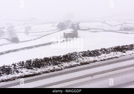 Yorkshire Dales. 2 Apr, 2018. UK Wetter: Schnee schlagen Wensleydale in North Yorkshire auf der Ostern Feiertag, mit der Marktgemeinde Hawes Lager die Hauptlast des rauhen Wetters Credit: Wayne HUTCHINSON/Alamy leben Nachrichten Stockfoto