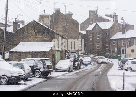 Yorkshire Dales. 2 Apr, 2018. UK Wetter: Schnee schlagen Wensleydale in North Yorkshire auf der Ostern Feiertag, mit der Marktgemeinde Hawes Lager die Hauptlast des rauhen Wetters Credit: Wayne HUTCHINSON/Alamy leben Nachrichten Stockfoto