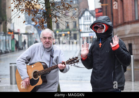 Nottinghamshire, UK. 02. April 2018. UK Wetter: Trotz des schlechten Wetters Gospel singers Ostern feiern im Speakers Corner in Nottingham City Centre. Credit: Ian Francis/Alamy leben Nachrichten Stockfoto