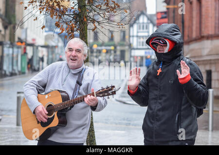 Nottinghamshire, UK. 02. April 2018. UK Wetter: Trotz des schlechten Wetters Gospel singers Ostern feiern im Speakers Corner in Nottingham City Centre. Credit: Ian Francis/Alamy leben Nachrichten Stockfoto