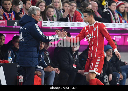 Muenchen, Deutschland. 31 Mär, 2018. Jupp Heynckes (Trainer FC Bayern München) mit James RODRIGUEZ (FC Bayern München) bei Auswechslung, Aktion. Fussball 1. Bundesliga. 28, Spieltag, Spieltag 28, FC Bayern München (M) - Borussia Dortmund (DO) 6-0, am 31.03.2018 in München/Deutschland, A L L I A N Z A R E N A | Verwendung der weltweiten Kredit: dpa/Alamy leben Nachrichten Stockfoto