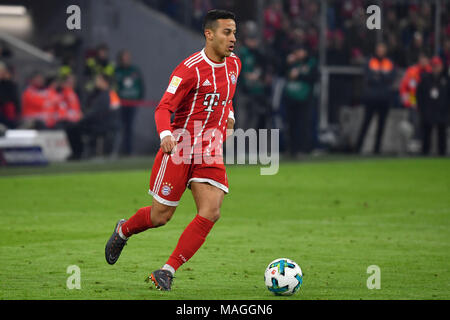 Muenchen, Deutschland. 31 Mär, 2018. Thiago ALCANTARA (FCB), Aktion, Einzelaktion, Einzelbild, Freisteller, Ganzkoerperaufnahme, ganze Figur. Fussball 1. Bundesliga. 28, Spieltag, Spieltag 28, FC Bayern München (M) - Borussia Dortmund (DO) 6-0, am 31.03.2018 in München/Deutschland, A L L I A N Z A R E N A | Verwendung der weltweiten Kredit: dpa/Alamy leben Nachrichten Stockfoto