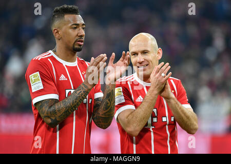 Muenchen, Deutschland. 31 Mär, 2018. Die endgültigen Jubel v. li: Jerome BOATENG (FC Bayern München) mit Arjen ROBBEN (FC Bayern München), Geste, klatschen Applaus, Aktion. Fussball 1. Bundesliga. 28, Spieltag, Spieltag 28, FC Bayern München (M) - Borussia Dortmund (DO) 6-0, am 31.03.2018 in München/Deutschland, A L L I A N Z A R E N A | Verwendung der weltweiten Kredit: dpa/Alamy leben Nachrichten Stockfoto