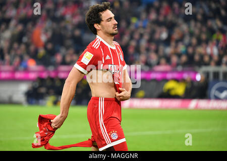 Muenchen, Deutschland. 31 Mär, 2018. Mats HUMMELS (FC Bayern München) mit zerrisenem Trikot, Aktion, Einzelbild, angeschnittenes Einzelmotiv, Halbfigur, halbe Figur. Fussball 1. Bundesliga. 28, Spieltag, Spieltag 28, FC Bayern München (M) - Borussia Dortmund (DO) 6-0, am 31.03.2018 in München/Deutschland, A L L I A N Z A R E N A | Verwendung der weltweiten Kredit: dpa/Alamy leben Nachrichten Stockfoto