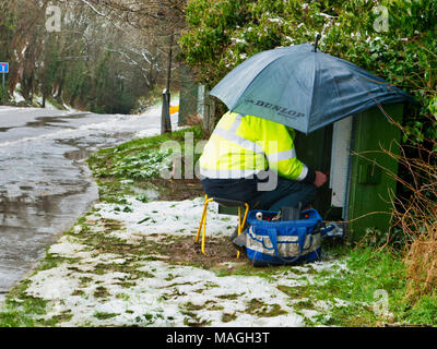 Ashbourne, Derbyshire. 2 Apr, 2018. UK Wetter: BT OpenReach Engineer, der unter schlechten Bedingungen nach 1' von morgen Schnee schnell schmilzt verursacht Überschwemmung auf Ostern Feiertag Montag in Ashbourne, Derbyshire Credit: Doug Blane/Alamy leben Nachrichten Stockfoto