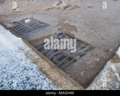 Ashbourne, Derbyshire. 2 Apr, 2018. UK Wetter: 1' von morgen Schnee schnell schmilzt verursacht Überschwemmung auf Ostern Feiertag Montag in Ashbourne, Derbyshire Credit: Doug Blane/Alamy leben Nachrichten Stockfoto
