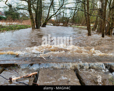 Ashbourne, Derbyshire. 2 Apr, 2018. UK Wetter: 1' von morgen Schnee schnell schmilzt verursacht Überschwemmung auf Ostern Feiertag Montag in Ashbourne, Derbyshire Credit: Doug Blane/Alamy leben Nachrichten Stockfoto