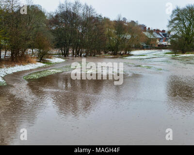 Ashbourne, Derbyshire. 2 Apr, 2018. UK Wetter: 1' von morgen Schnee schnell schmilzt verursacht Überschwemmung auf Ostern Feiertag Montag in Ashbourne, Derbyshire Credit: Doug Blane/Alamy leben Nachrichten Stockfoto