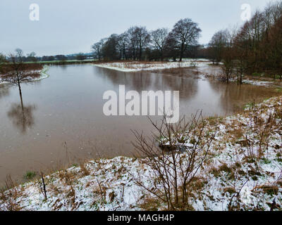 Ashbourne, Derbyshire. 2 Apr, 2018. UK Wetter: 1' von morgen Schnee schnell schmilzt verursacht Überschwemmung auf Ostern Feiertag Montag in Ashbourne, Derbyshire Credit: Doug Blane/Alamy leben Nachrichten Stockfoto