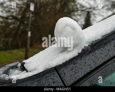 Ashbourne, Derbyshire. 2 Apr, 2018. UK Wetter: Schnee Schriftrollen auf einem Auto Windschutzscheibe 1' von morgen Schnee schnell schmilzt verursacht Überschwemmung auf Ostern Feiertag Montag in Ashbourne, Derbyshire Credit: Doug Blane/Alamy leben Nachrichten Stockfoto
