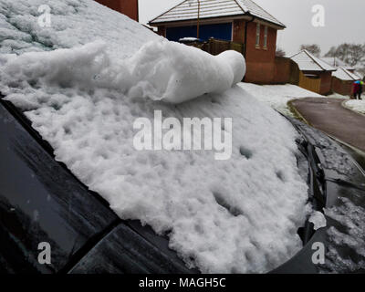 Ashbourne, Derbyshire. 2 Apr, 2018. UK Wetter: Schnee Schriftrollen auf einem Auto Windschutzscheibe 1' von morgen Schnee schnell schmilzt verursacht Überschwemmung auf Ostern Feiertag Montag in Ashbourne, Derbyshire Credit: Doug Blane/Alamy leben Nachrichten Stockfoto