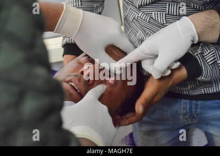 Anantnag, Indien. 2 Apr, 2018. Bild der Palette, Opfer, die in der Nähe von Begegnung in Shopain Credit verletzt wurden: ZAFAR DAR/Alamy leben Nachrichten Stockfoto