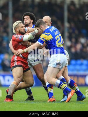 Leeds, Großbritannien, 2. April 2018. Betfred Super League Rugby, Leeds Rhinos v Salford Roten Teufel; Junior Sa'u von Salford der Roten Teufel wird von Cameron Smith von Leeds Rhinos Carl Ablett von Leeds Rhinos und Josh Walters von Leeds Rhinos Kredit angegangen: Aktuelles Bilder/Alamy leben Nachrichten Stockfoto