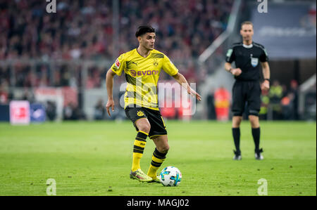 München, Deutschland. 31 Mär, 2018. 31. März 2018: Deutschland, München, Allianz Arena: Fußball 1. Bundesliga: FC Bayern München gegen Borussia Dortmund: Dortmunder Mahmoud Dahoud nach dem Ball. - KEINE LEITUNG SERVICE-Credit: Thomas Klausen/dpa-Zentralbild/ZB/dpa/Alamy leben Nachrichten Stockfoto