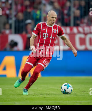 München, Deutschland. 31 Mär, 2018. 31. März 2018: Deutschland, München, Allianz Arena: Fußball 1. Bundesliga: FC Bayern München gegen Borussia Dortmund: Muenchen Arjen Robben nach dem Ball. - Keine LEITUNG SERVICE-Credit: Thomas Klausen/dpa-Zentralbild/ZB/dpa/Alamy leben Nachrichten Stockfoto