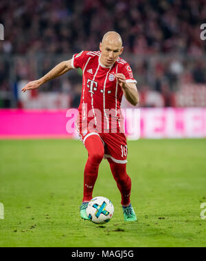 München, Deutschland. 31 Mär, 2018. 31. März 2018: Deutschland, München, Allianz Arena: Fußball 1. Bundesliga: FC Bayern München gegen Borussia Dortmund: Muenchen Arjen Robben nach dem Ball. - Keine LEITUNG SERVICE-Credit: Thomas Klausen/dpa-Zentralbild/ZB/dpa/Alamy leben Nachrichten Stockfoto