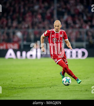 31. März 2018: Deutschland, München, Allianz Arena: Fußball 1. Bundesliga: FC Bayern München gegen Borussia Dortmund: Muenchen Arjen Robben nach dem Ball vor einem Audi Werbung board. - Keine LEITUNG SERVICE - Foto: Thomas Klausen/dpa-Zentralbild/ZB Stockfoto