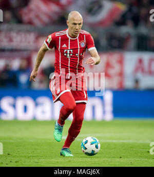 München, Deutschland. 31 Mär, 2018. 31. März 2018: Deutschland, München, Allianz Arena: Fußball 1. Bundesliga: FC Bayern München gegen Borussia Dortmund: Muenchen Arjen Robben nach dem Ball. - Keine LEITUNG SERVICE-Credit: Thomas Klausen/dpa-Zentralbild/ZB/dpa/Alamy leben Nachrichten Stockfoto