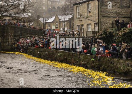 Hebden Bridge, West Yorkshire. 2 Apr, 2018. Die jährlichen Ostermontag Hebden Bridge Duck Race auf Hebden Wasser in der Stadt. Bis zu 10.000 einzeln nummerierten gelben Enten rennen Hebden Wasser bis zur Ziellinie am West End Brücke. Organisiert von der örtlichen Rotary Club alle Gewinne aus dem Duck Race und andere Club Veranstaltungen, sind die lokalen und nationalen Wohltätigkeitsorganisationen verteilt. Quelle: Steve Morgan/Alamy leben Nachrichten Stockfoto