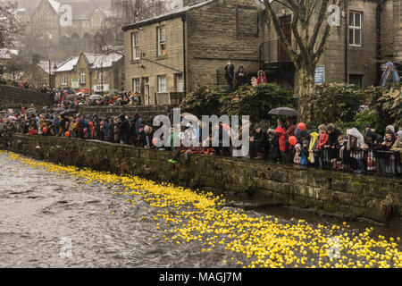 Hebden Bridge, West Yorkshire. 2 Apr, 2018. Die jährlichen Ostermontag Hebden Bridge Duck Race auf Hebden Wasser in der Stadt. Bis zu 10.000 einzeln nummerierten gelben Enten rennen Hebden Wasser bis zur Ziellinie am West End Brücke. Organisiert von der örtlichen Rotary Club alle Gewinne aus dem Duck Race und andere Club Veranstaltungen, sind die lokalen und nationalen Wohltätigkeitsorganisationen verteilt. Quelle: Steve Morgan/Alamy leben Nachrichten Stockfoto