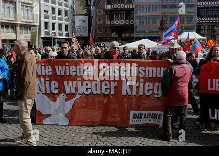 Frankfurt am Main, Deutschland. 2. April 2018. Die Demonstranten tragen ein Banner von der Partei Die Linke (Die Linke), die "nie wieder Faschismus, nie wieder Krieg' Geschrieben am Sterben. Tausende von Menschen aus mehreren Friedensorganisationen sowie verschiedene Parteien und Gewerkschaften marschierten unter dem diesjährigen Motto 'Make Frieden - Abrüstung statt Aufrüstung' durch Frankfurt an der traditionellen Eastermarch für Frieden und gegen den Krieg. Quelle: Michael Debets/Alamy leben Nachrichten Stockfoto