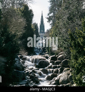 02. April 2018, Deutschland, Berlin: Der Wasserfall vor der preußische Nationaldenkmal für die Befreiungskriege (oben). Der Wasserfall im Viktoriapark in Kreuzberg ist ein beliebtes Ziel bei schönem Wetter. (Langzeitbelichtung) Foto: Paul Zinken/dpa Stockfoto
