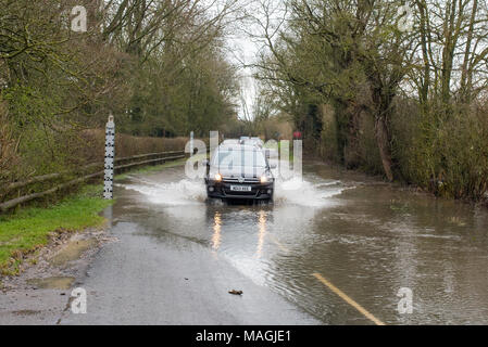 Henley-in-arden, Warwickshire, Großbritannien, 2. März 2018. Autos vorbei durch stehendes Wasser nach starken Regenfällen und Überschwemmungen über Bank Holiday Montag Credit: Paul rushton/Alamy leben Nachrichten Stockfoto