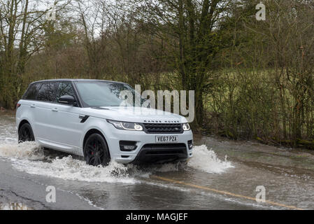 Henley-in-arden, Warwickshire, Großbritannien, 2. März 2018. Autos vorbei durch stehendes Wasser nach starken Regenfällen und Überschwemmungen über Bank Holiday Montag Credit: Paul rushton/Alamy leben Nachrichten Stockfoto