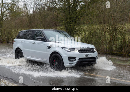 Henley-in-arden, Warwickshire, Großbritannien, 2. März 2018. Autos vorbei durch stehendes Wasser nach starken Regenfällen und Überschwemmungen über Bank Holiday Montag Credit: Paul rushton/Alamy leben Nachrichten Stockfoto