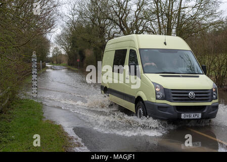 Henley-in-arden, Warwickshire, Großbritannien, 2. März 2018. Autos vorbei durch stehendes Wasser nach starken Regenfällen und Überschwemmungen über Bank Holiday Montag Credit: Paul rushton/Alamy leben Nachrichten Stockfoto