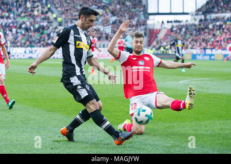 Mainz, Deutschland. 01 Apr, 2018. Lars STINDL (li., MG) im Vergleich zu Alexander HACK (MZ), Aktion, Duellen, Fussball 1. 1. Fussballbundesliga, 28. Spieltag, FSV FSV FSV Mainz 05 (MZ) - Borussia Mönchengladbach (MG), am 01.04.2018 in Mainz/Deutschland. | Verwendung der weltweiten Kredit: dpa/Alamy leben Nachrichten Stockfoto