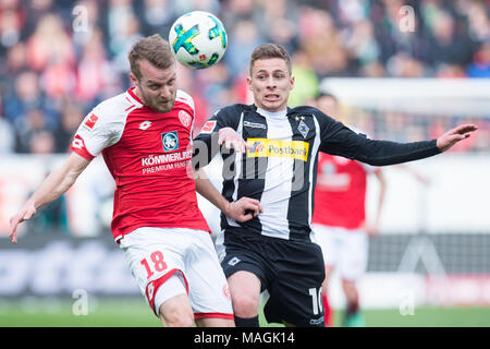 Mainz, Deutschland. 01 Apr, 2018. Daniel BROSINSKI (li., MZ) versus Thorgan Gefahr (MG), Aktion, Duellen, Fussball 1. 1. Fussballbundesliga, 28. Spieltag, FSV FSV FSV Mainz 05 (MZ) - Borussia Mönchengladbach (MG), am 01.04.2018 in Mainz/Deutschland. | Verwendung der weltweiten Kredit: dpa/Alamy leben Nachrichten Stockfoto