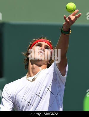 KEY BISCAYNE, FL - 01. April: John Isner (USA) Niederlagen Alexander Zverev (GER) 67 (4) 64 64 in der Mens Finale bei den Miami geöffnet an der Crandon Park Tennis Center am 1. April 2018 in Key Biscayne, Florida Personen: Alexander Zverev Stockfoto