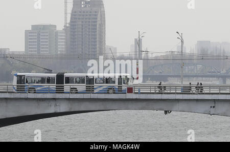 Pyeongyang, Nordkorea. 2 Apr, 2018. Allgemeine Ansicht des Pyeongyang Bezirk Szene, Ansicht von OkRyuGwan in Pyeongyang, Nordkorea. Nordkoreanischen Führer Kim Jong-un hat Hoffnung, dass die Leistungen der Südkoreanischen Musikern in Pjöngjang als Gelegenheit, die Einheit der beiden Koreas, die staatlichen Medien Montag berichtet zu zeigen dienen könnte. Quelle: Pool/ZUMA Draht/Alamy leben Nachrichten Stockfoto