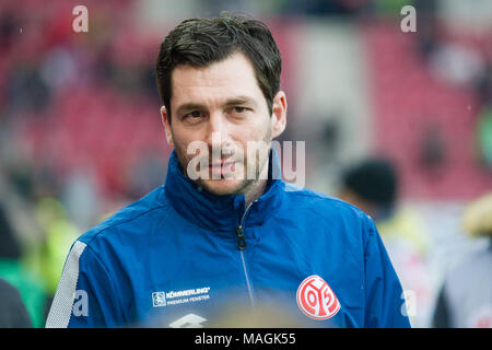 Mainz, Deutschland. 01 Apr, 2018. Trainer Sandro SCHWARZ (MZ), Brustbild, Fussball 1. 1. Fussballbundesliga, 28. Spieltag, FSV FSV FSV Mainz 05 (MZ) - Borussia Mönchengladbach (MG), am 01.04.2018 in Mainz/Deutschland. | Verwendung der weltweiten Kredit: dpa/Alamy leben Nachrichten Stockfoto