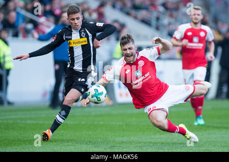 Mainz, Deutschland. 01 Apr, 2018. Thorgan Gefahr (li., MG) im Vergleich zu Alexander HACK (MZ), Aktion, Duellen, Fussball 1. 1. Fussballbundesliga, 28. Spieltag, FSV FSV FSV Mainz 05 (MZ) - Borussia Mönchengladbach (MG), am 01.04.2018 in Mainz/Deutschland. | Verwendung der weltweiten Kredit: dpa/Alamy leben Nachrichten Stockfoto