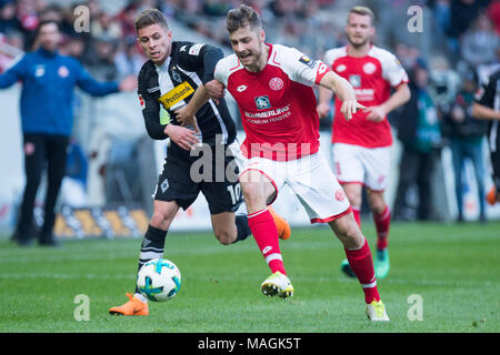 Mainz, Deutschland. 01 Apr, 2018. Thorgan Gefahr (li., MG) im Vergleich zu Alexander HACK (MZ), Aktion, Duellen, Fussball 1. 1. Fussballbundesliga, 28. Spieltag, FSV FSV FSV Mainz 05 (MZ) - Borussia Mönchengladbach (MG), am 01.04.2018 in Mainz/Deutschland. | Verwendung der weltweiten Kredit: dpa/Alamy leben Nachrichten Stockfoto