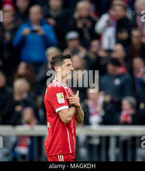 31. März 2018: Deutschland, München: Fussball, Bundesliga, FC Bayern München gegen Borussia Dortmund in der Allianz Arena: Münchens Robert Lewandowski feiert nach dem ersten Ziel seiner Seite zählen. · Keine LEITUNG SERVICE · Foto: Thomas Klausen/dpa-Zentralbild/ZB Stockfoto