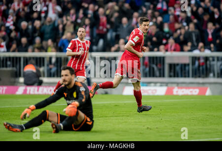 31. März 2018: Deutschland, München: Fussball, Bundesliga, FC Bayern München gegen Borussia Dortmund in der Allianz Arena: Münchens Robert Lewandowski feiert nach dem ersten Ziel seiner Seite zählen. · Keine LEITUNG SERVICE · Foto: Thomas Klausen/dpa-Zentralbild/ZB Stockfoto