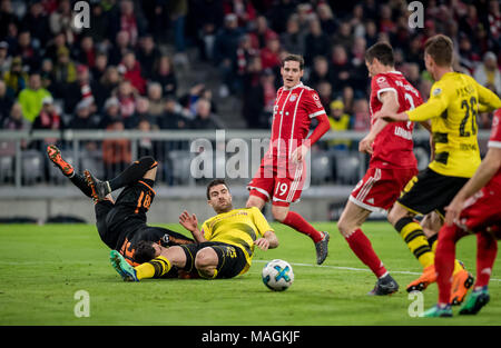 31. März 2018: Deutschland, München: Fussball, Bundesliga, FC Bayern München gegen Borussia Dortmund in der Allianz Arena: der Dortmunder Torhüter Roman Buerki und Sokratis sind nur in der Lage, sie zu beobachten, während der Münchener Robert Lewandowski Kerben 6. Ziel seiner Seite. · Keine LEITUNG SERVICE · Foto: Thomas Klausen/dpa-Zentralbild/ZB Stockfoto