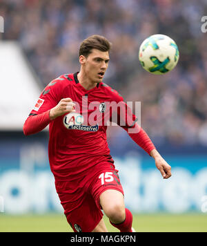 Gelsenkirchen, Deutschland. 31 Mär, 2018. Pascal STENZEL (FR) Aktion, Fussball 1. 1. Fussballbundesliga, 28. Spieltag, FC Schalke 04 (GE) - SC Freiburg (FR) 2:0, am 31.03.2018 in Gelsenkirchen. | Verwendung der weltweiten Kredit: dpa/Alamy leben Nachrichten Stockfoto