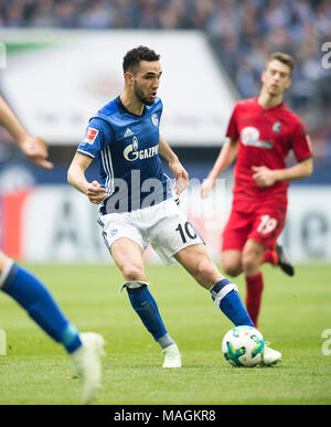 Gelsenkirchen, Deutschland. 31 Mär, 2018. Nabil BENTALEB (GE) Aktion, Fussball 1. 1. Fussballbundesliga, 28. Spieltag, FC Schalke 04 (GE) - SC Freiburg (FR) 2:0, am 31.03.2018 in Gelsenkirchen. | Verwendung der weltweiten Kredit: dpa/Alamy leben Nachrichten Stockfoto