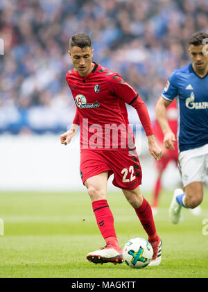 Gelsenkirchen, Deutschland. 31 Mär, 2018. Vincent SIERRO (FR), Aktion, Fussball 1. 1. Fussballbundesliga, 28. Spieltag, FC Schalke 04 (GE) - SC Freiburg (FR) 2:0, am 31.03.2018 in Gelsenkirchen. | Verwendung der weltweiten Kredit: dpa/Alamy leben Nachrichten Stockfoto